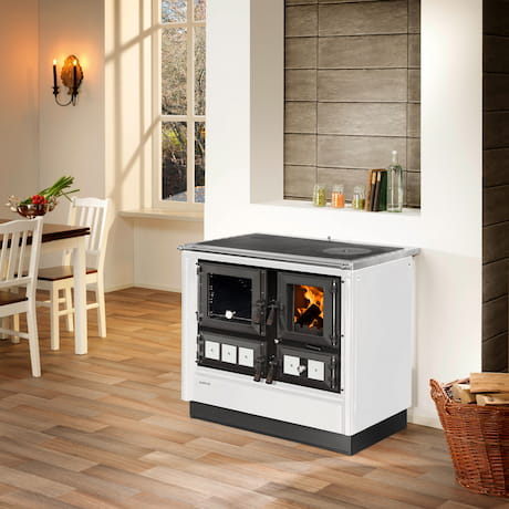Cuisinière blanche dans une cuisine claire avec des chaises blanches