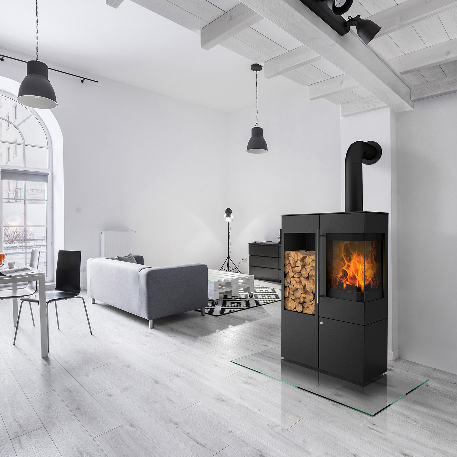 Olsberg Ipala Smart Compact poêle à bois en acier noir, ouverture de porte à droite, porte en acier avec étagère en bois à gauche