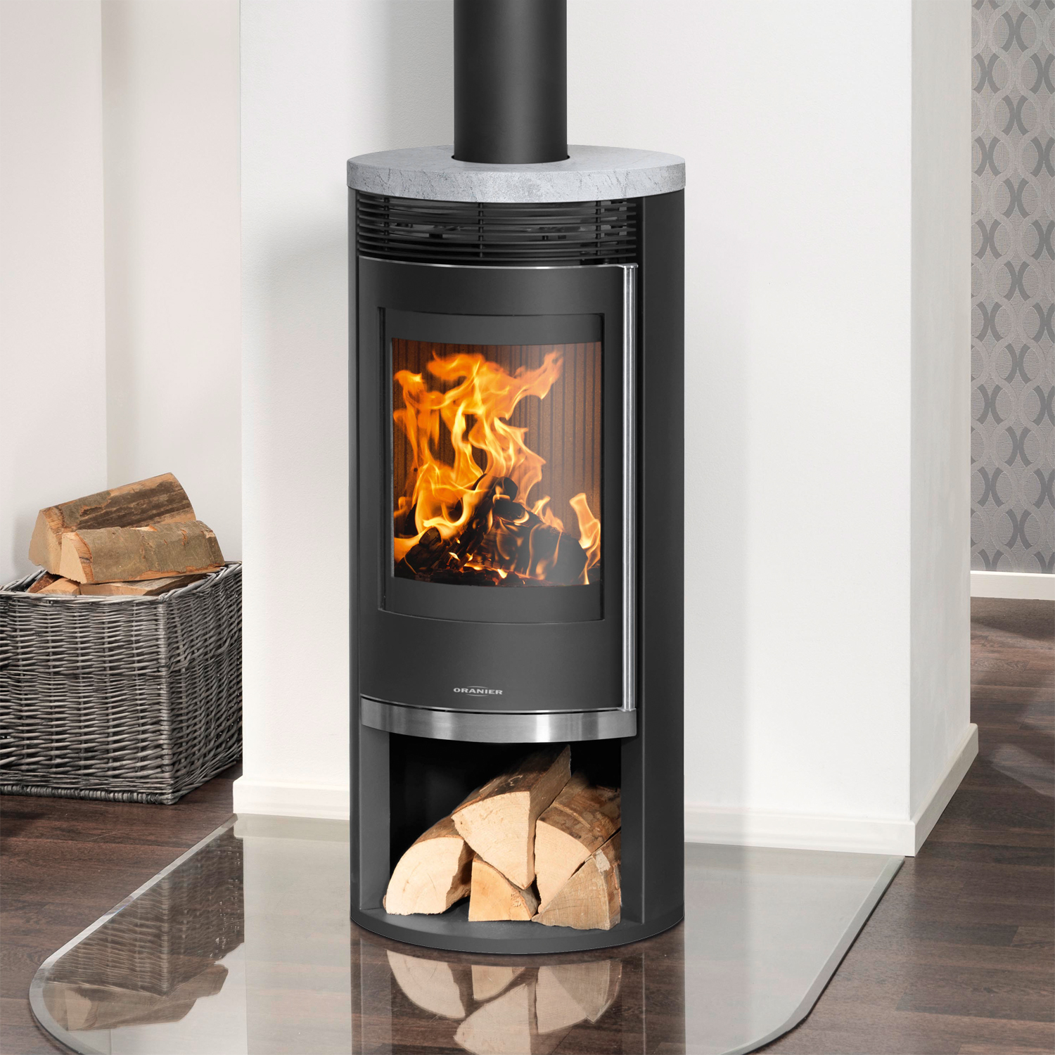Poêle à bois Oranier Rota 2.0 en acier noir avec plaque de recouvrement en stéatite.