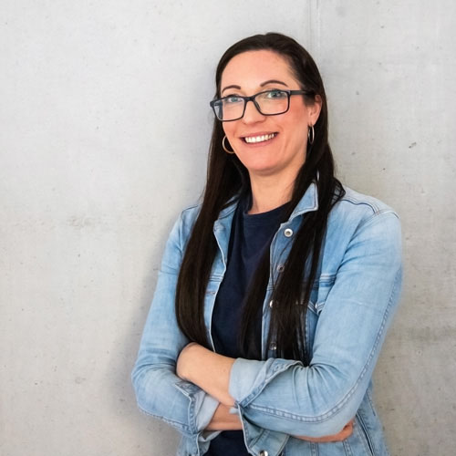 Susann Jentzsch Frau mit Brille und Jeansjacke lächelt