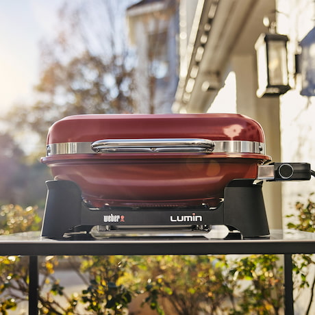 Weber Lumin Red Elektrogrill auf einem Balkon Weber Lumin Red Elektrogrill auf einem Balkon