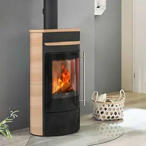 Poêle moderne avec bois clair dans un salon lumineux