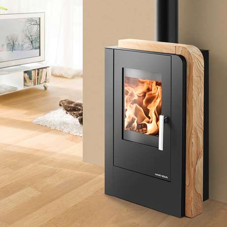 Un poêle compact noir avec revêtement en bois dans un salon moderne.