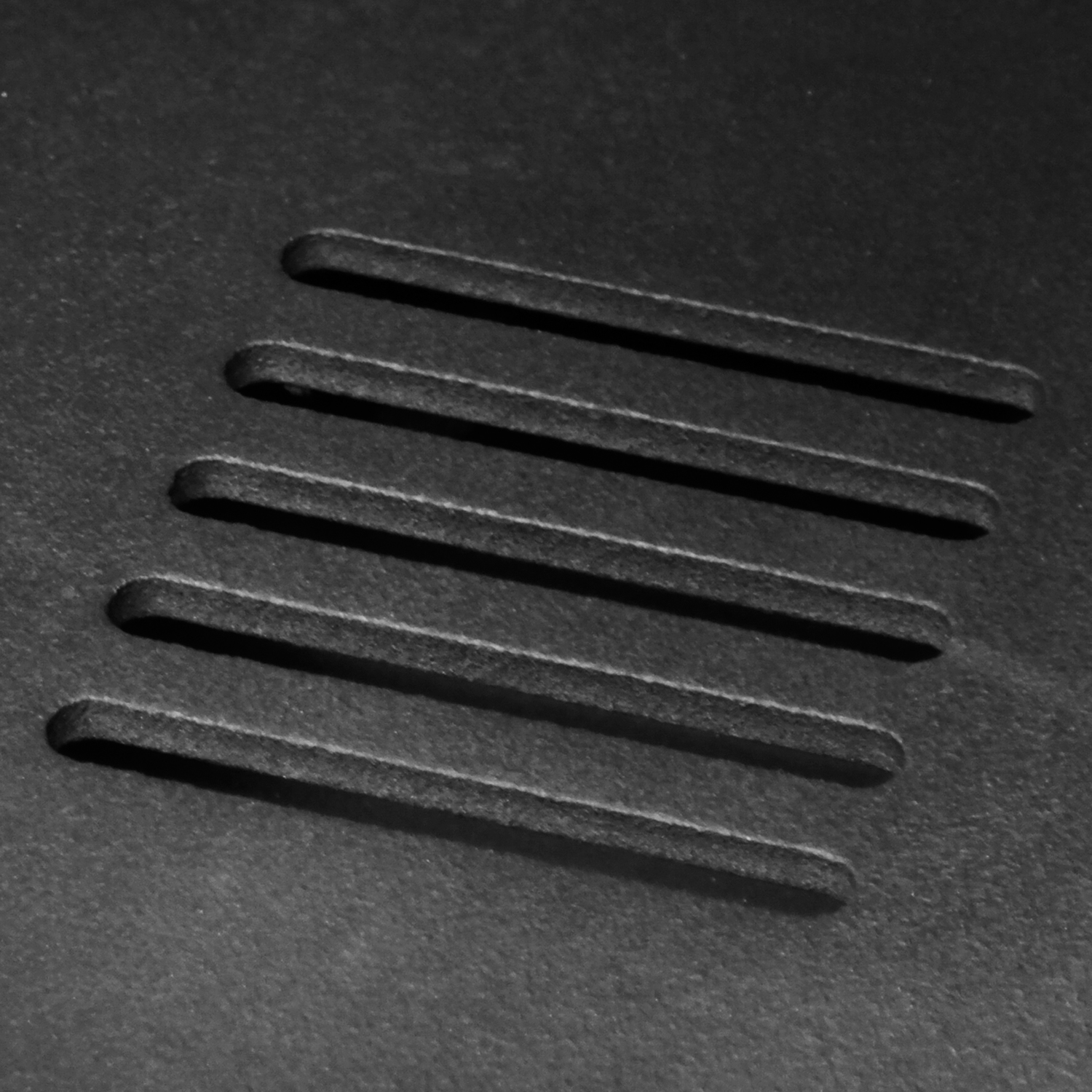 Justus Faro 2.0 Poêle à bois en acier noir avec plaque de recouvrement en pierre de sable.