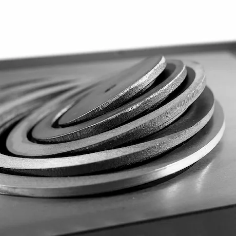 Anneaux empilables sur une plaque