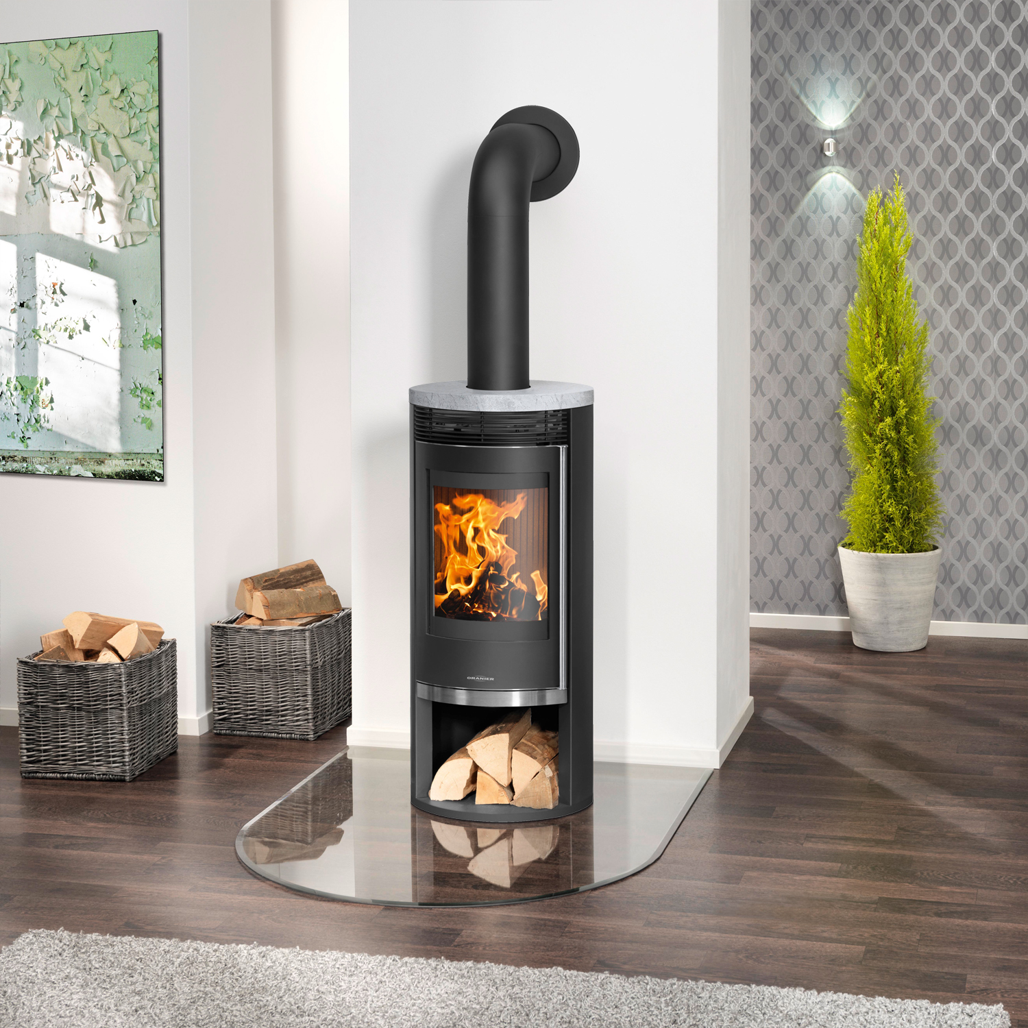 Poêle à bois Oranier Rota 2.0 en acier noir avec plaque de recouvrement en stéatite.