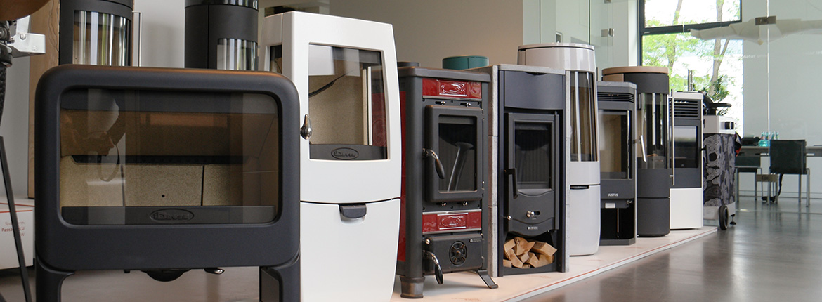 Blick in die Kamin-Ausstellung von kamdi24 mit verschiedenen Kaminofenmodellen