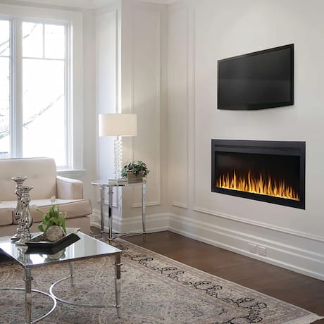 Insert électrique intégré dans un mur blanc dans une pièce stylée toute blanche