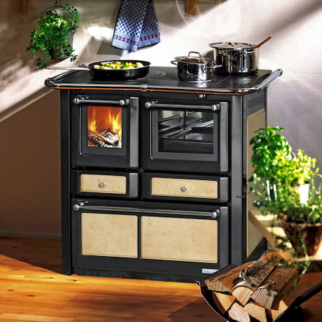 Cuisinière foncée avec éléments en céramique, four, tringle, décorée de casseroles