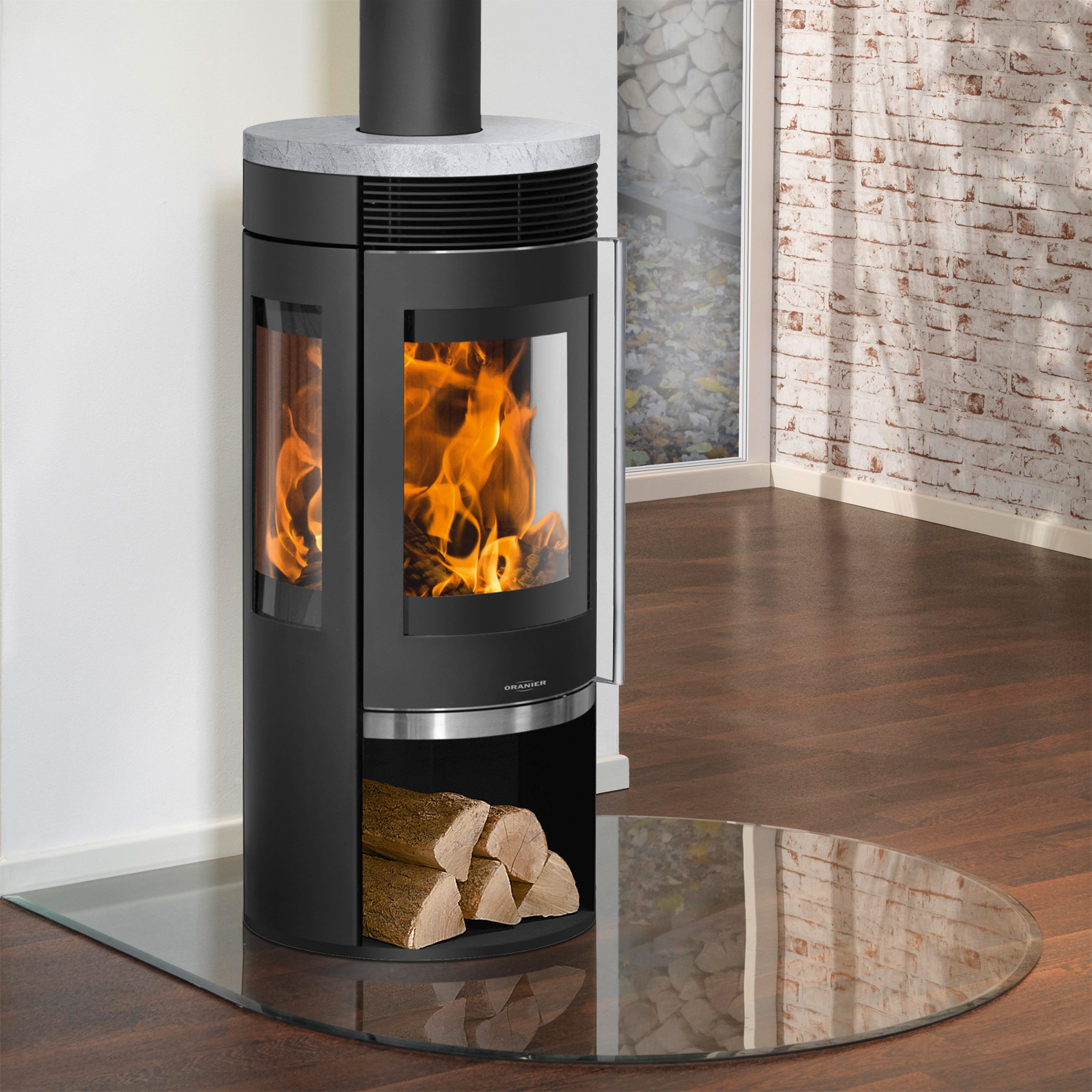 Poêle à bois Oranier Rota TRE 2.0 en acier noir avec plaque de recouvrement en stéatite.