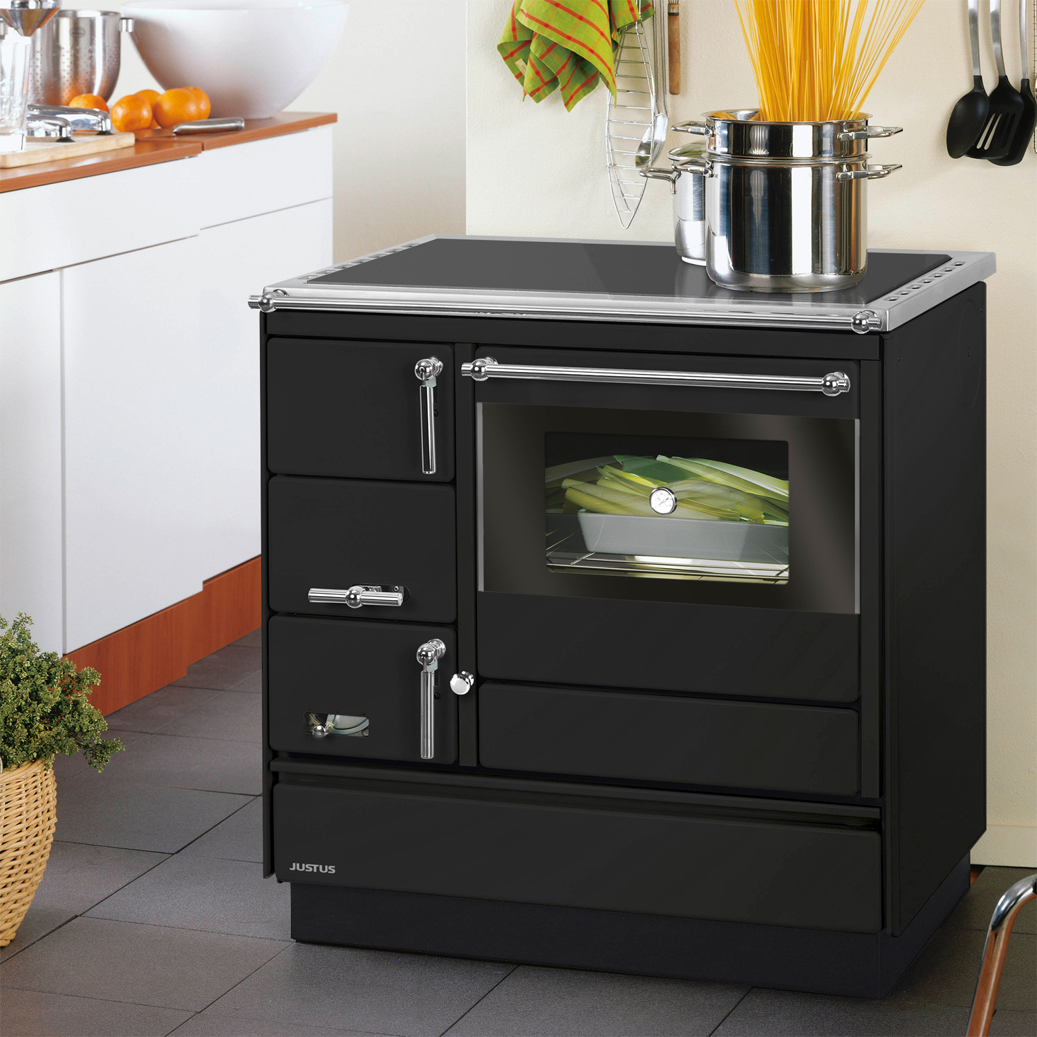 Justus Linz cuisinière à bois noir chromé, à droite