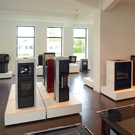 Exposition de poêles dans un showroom sur socles