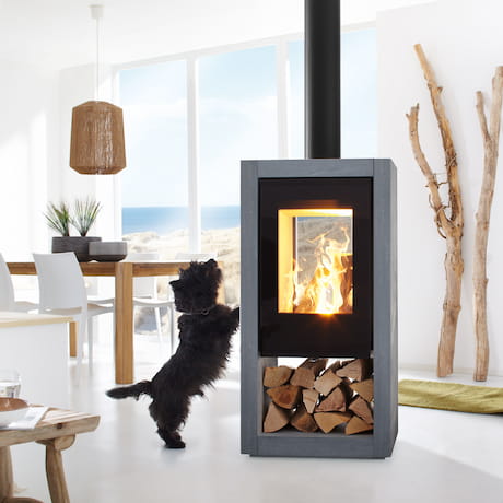 Spartherm Ambiente a8 Kaminofen Titan Kaminofen mit sehr klaren Formen und Durchsicht. So kann das Feuer von zwei Seiten gesehen werden.