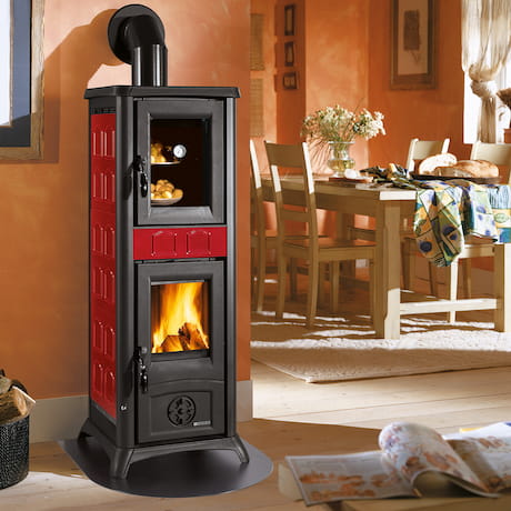 La Nordica Gemma Forno 5.0 Keramik Kaminofen Elegance Bordeaux Rustikaler schlanker Kaminofen mit roten Kacheln, Warmhaltefach und Sichtscheibe