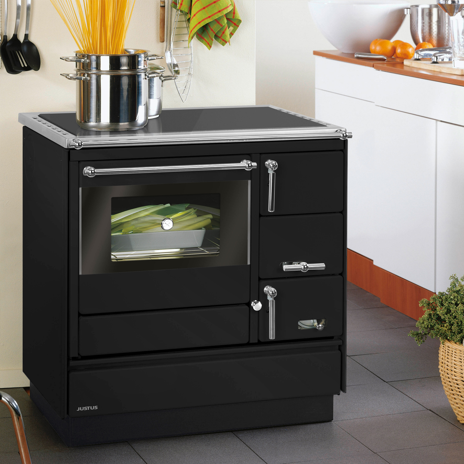 Justus Linz cuisinière à bois noir chromé, gauche