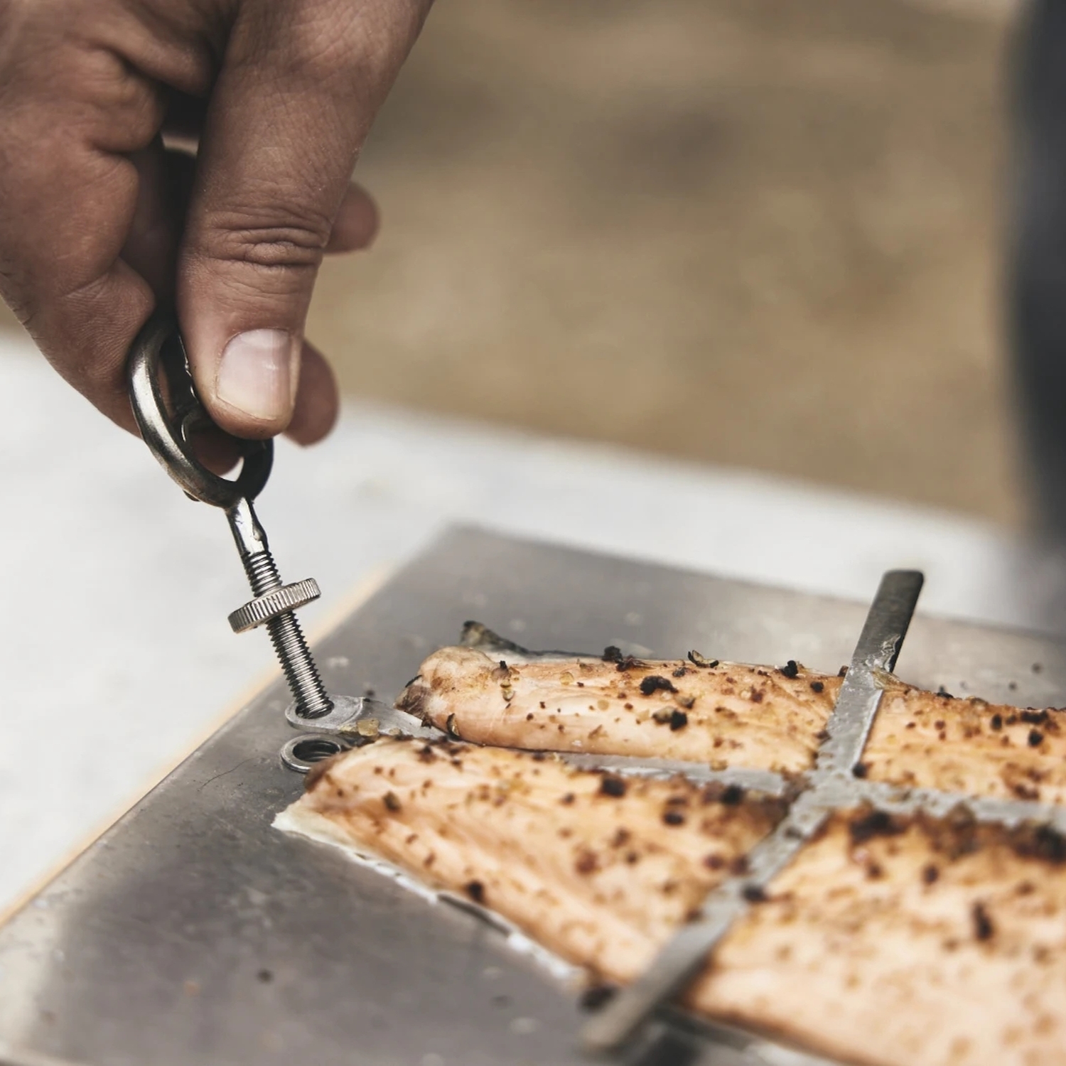 Moesta Jörn adaptateur pour planche à saumon flambé pour fixation sur BBQ Disk Moesta Jörn adaptateur pour planche à saumon flambé pour fixation sur BBQ Disk