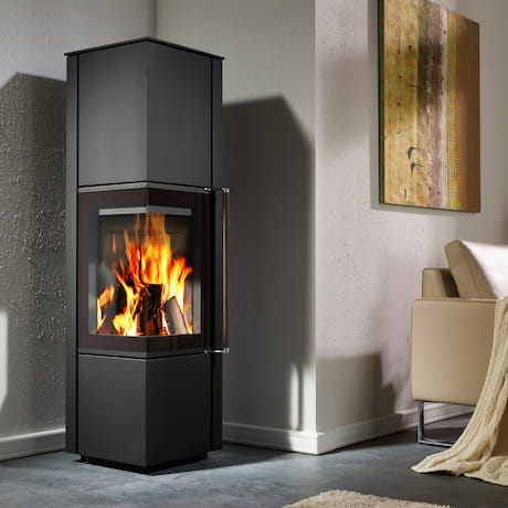 Poêle d'angle noir avec grande vitre et flammes