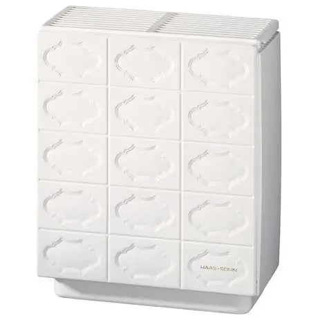 Poêle traditionnel blanc avec des carreaux en céramique.