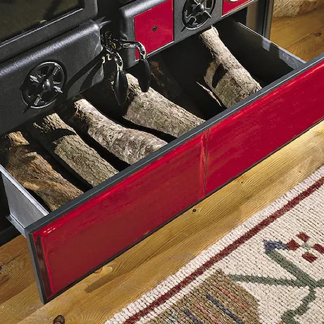 Cuisinière en bois avec tiroir rouge rempli de bûches