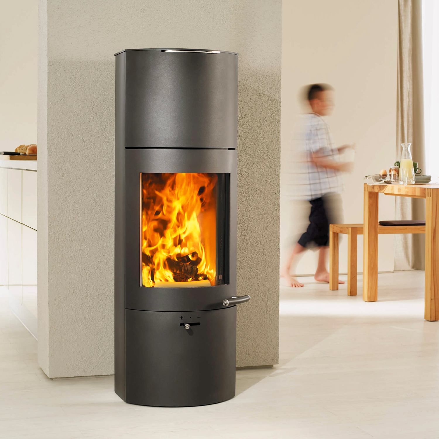 Austroflamm Tower Xtra 2.0 Poêle à bois en acier gris fonte, sortie de fumée par le haut ou à l'arrière Austroflamm Tower Xtra 2.0 Poêle à bois en acier gris fonte, sortie de fumée par le haut ou à l'arrière