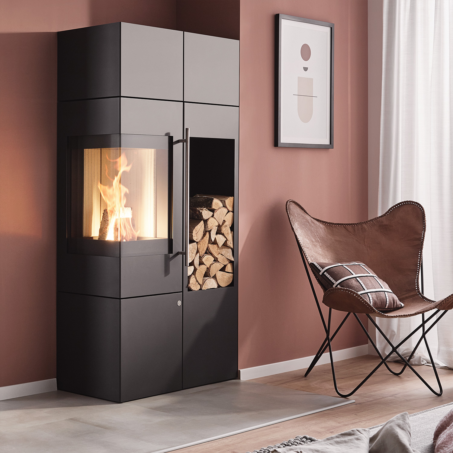 Olsberg Ipala Smart Compact poêle à bois avec ouverture de porte à gauche, étagère en bois et module PowerBloc! inclus.