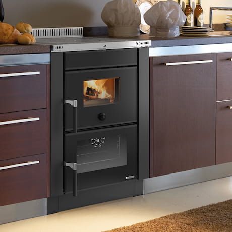 Cuisinière noire intégrée dans une cuisine violette