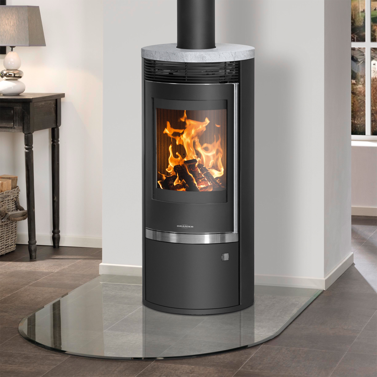 Poêle à bois Oranier Rota Top 2.0 en acier noir avec plaque de recouvrement en stéatite. Poêle à bois Oranier Rota Top 2.0 en acier noir avec plaque de recouvrement en stéatite.