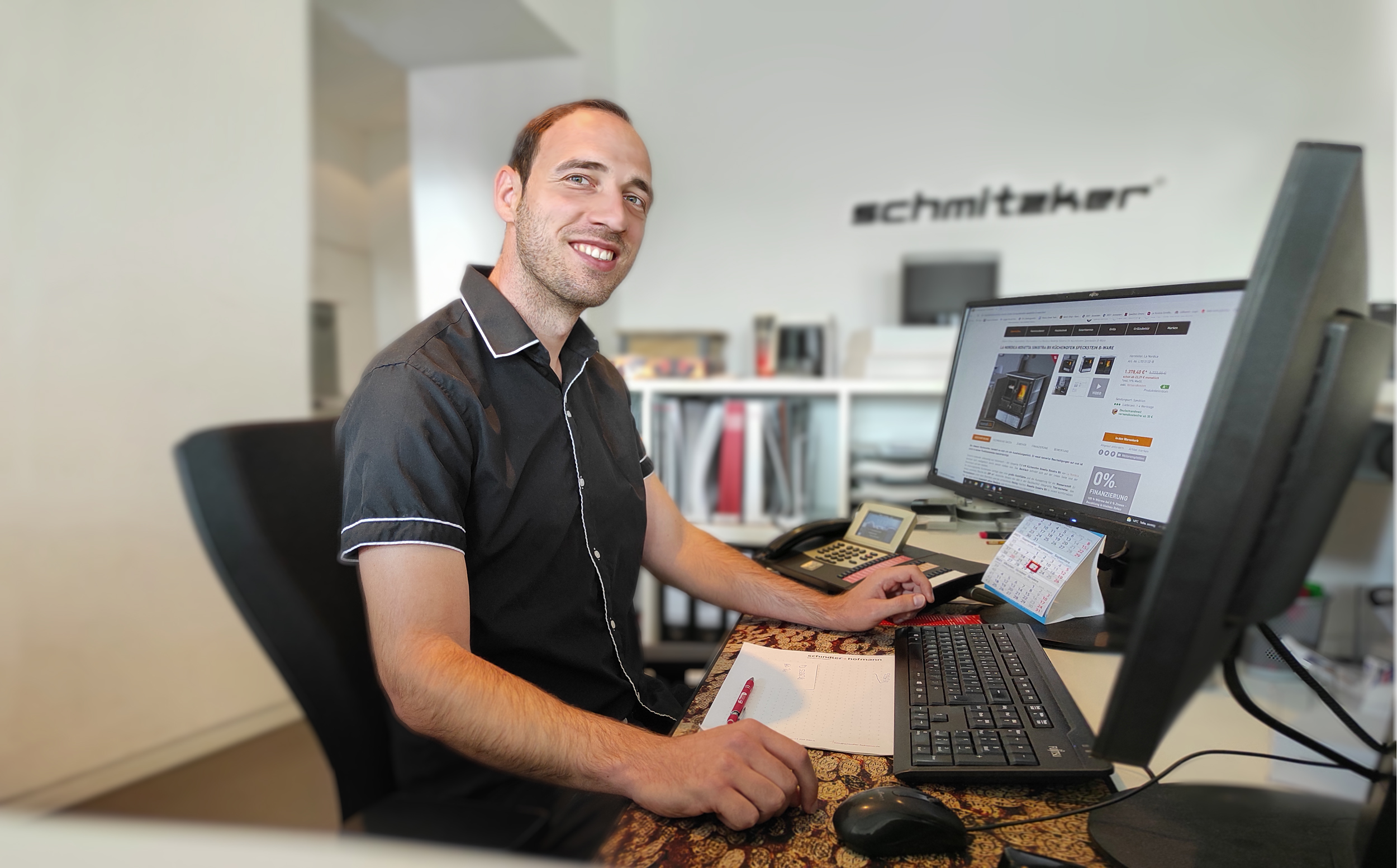 berater-am-computer-im-verkaufsraum
