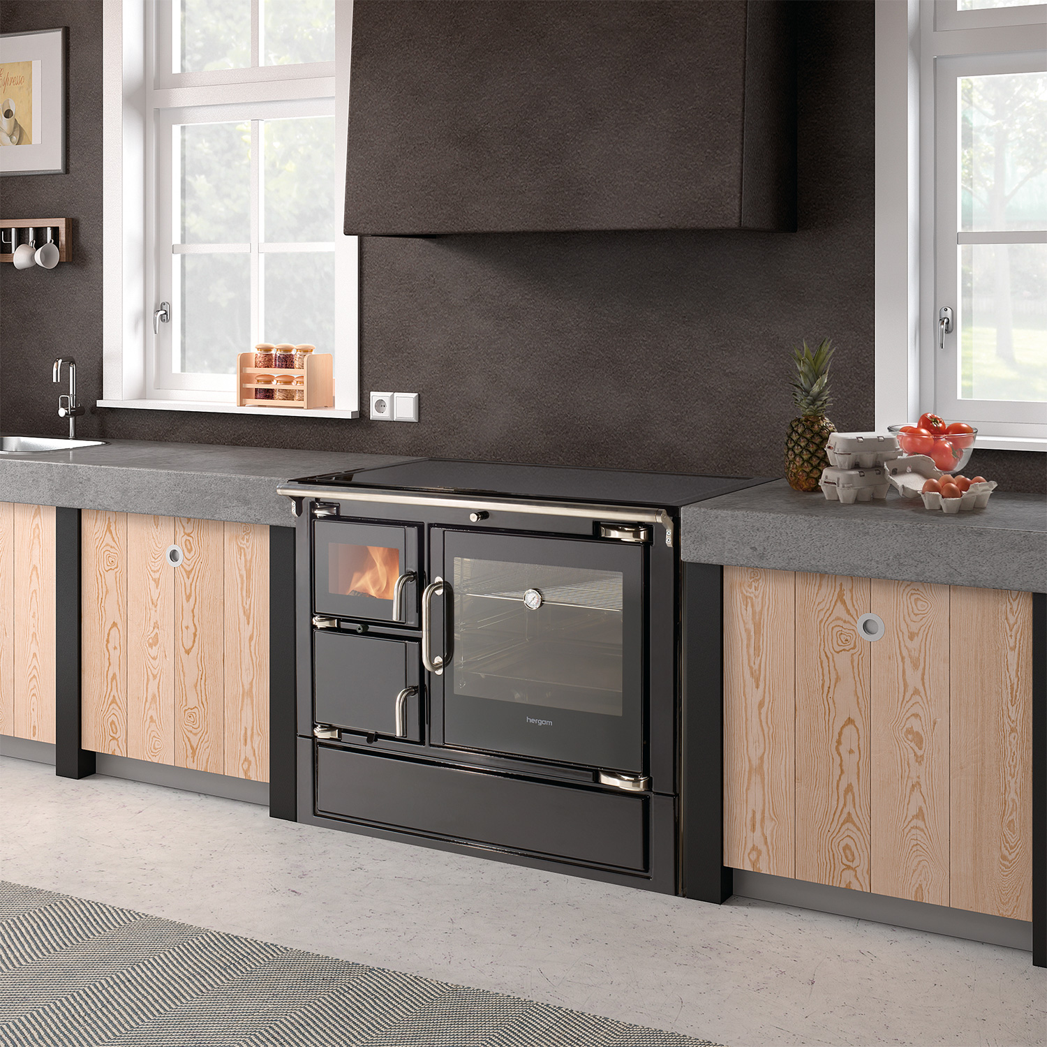 Hergom Eclecsys 100 SE cuisinière en fonte noire, avec couvercle de cuisinière en vitrocéramique.