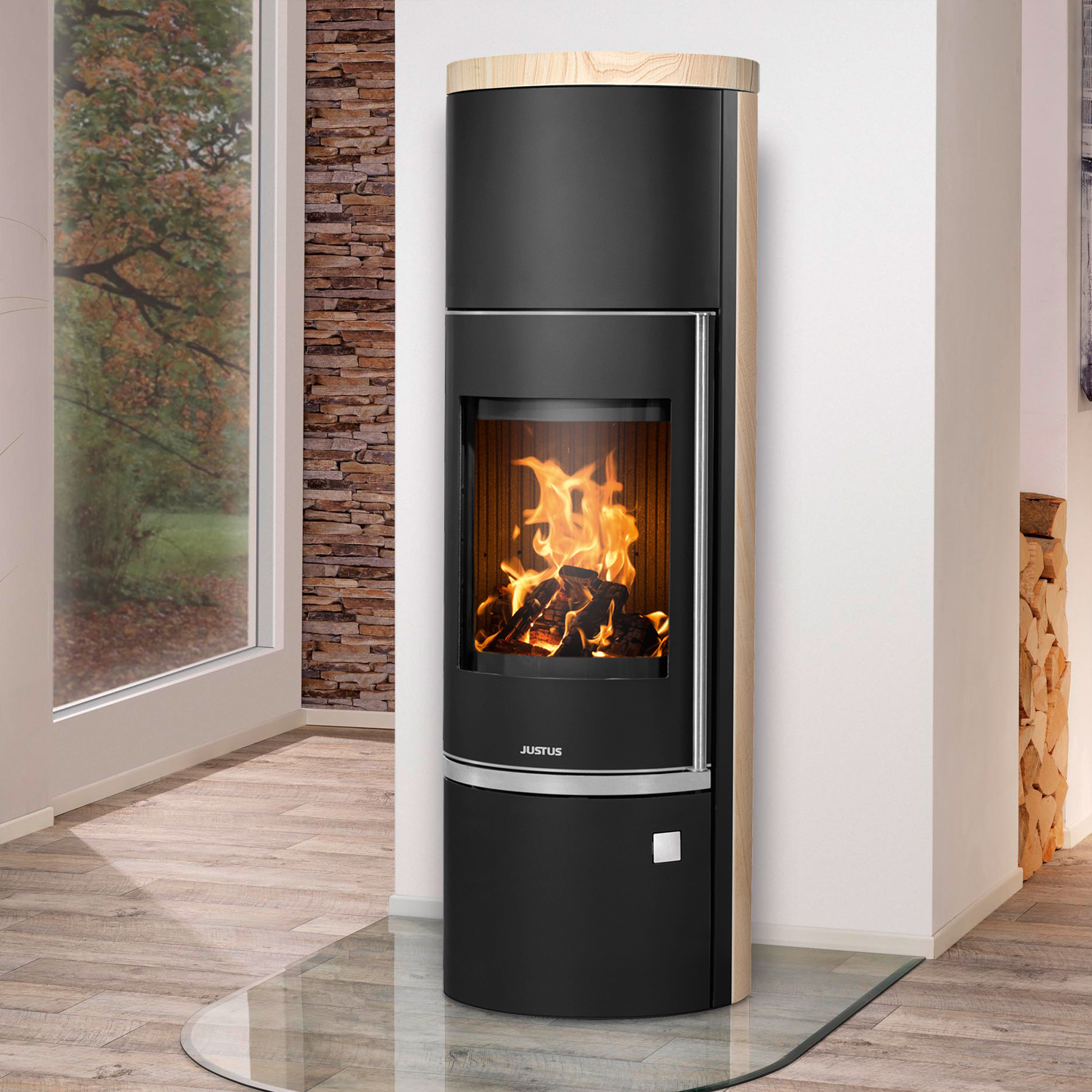 Justus Faro W+ 2.0 Poêle à bois en acier noir avec revêtement en pierre de sable.
