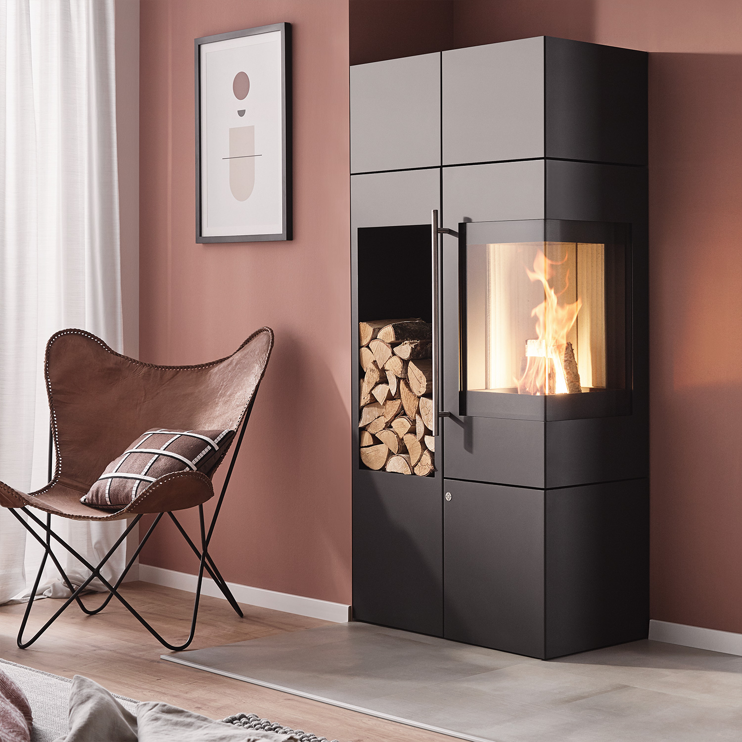 Olsberg Ipala Smart Compact poêle à bois en acier noir, ouverture de porte à droite, porte en acier avec module de stockage et étagère à bois à gauche.