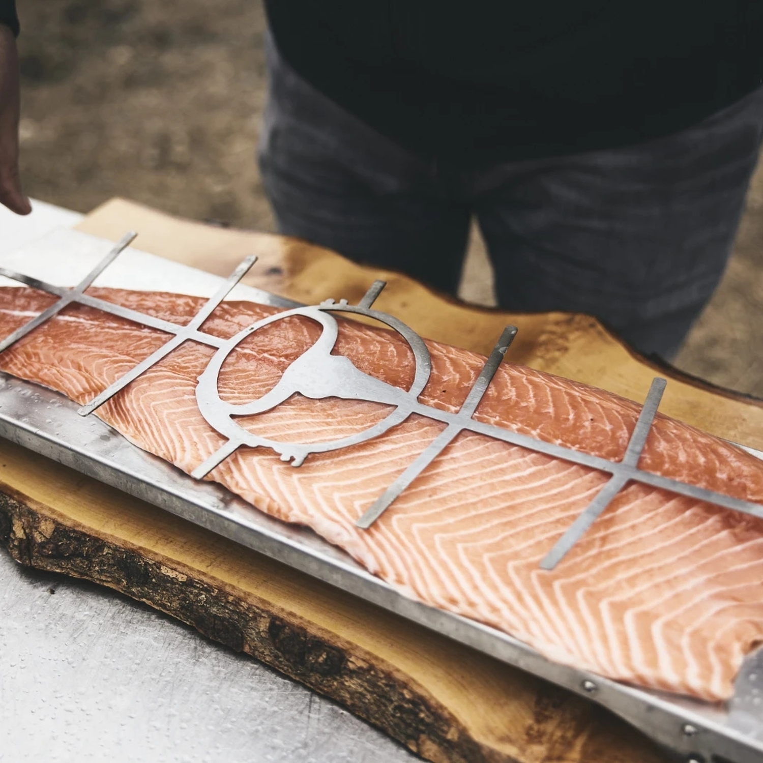 Moesta Jörn adaptateur pour planche à saumon flambé pour fixation sur BBQ Disk Moesta Jörn adaptateur pour planche à saumon flambé pour fixation sur BBQ Disk