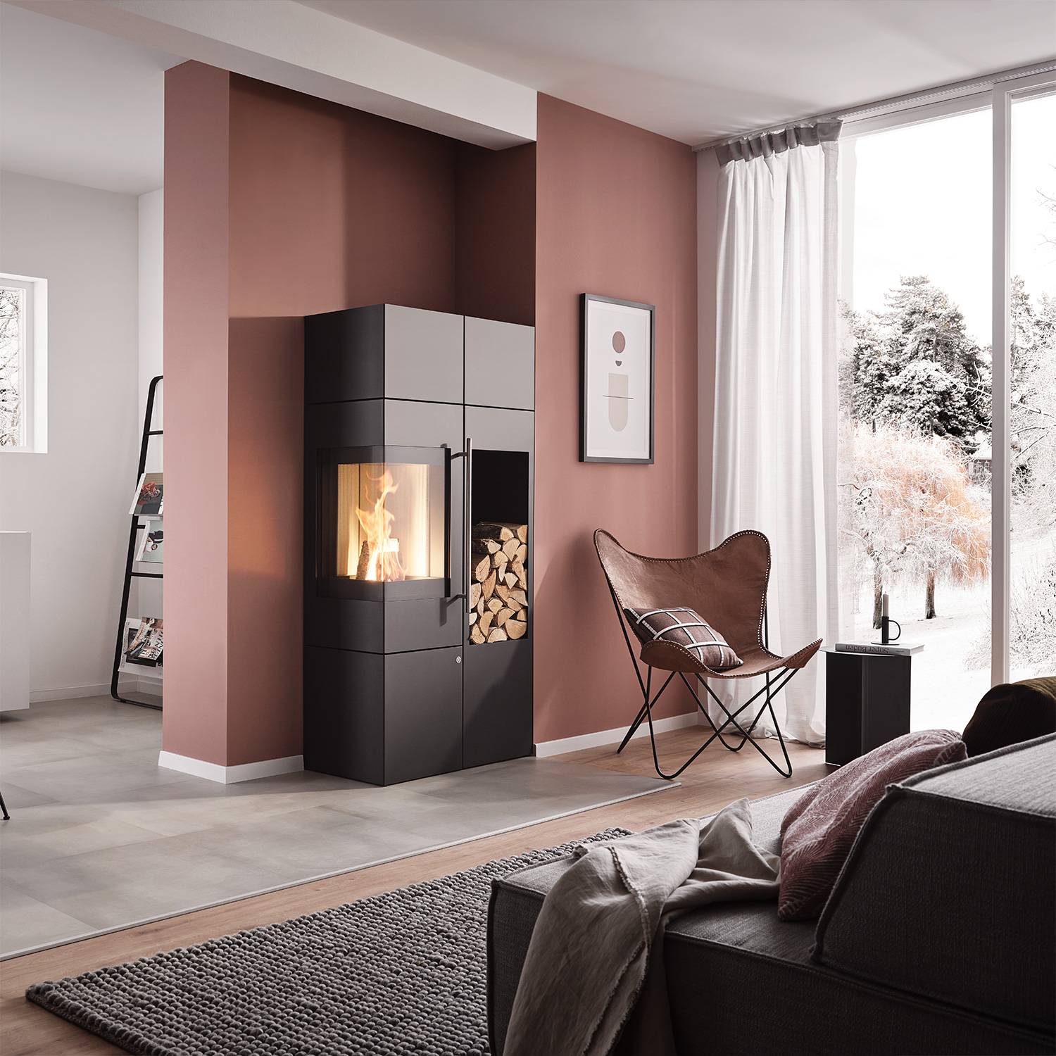 Olsberg Ipala Smart Compact poêle à bois avec ouverture de porte à gauche, étagère en bois et module PowerBloc! inclus.