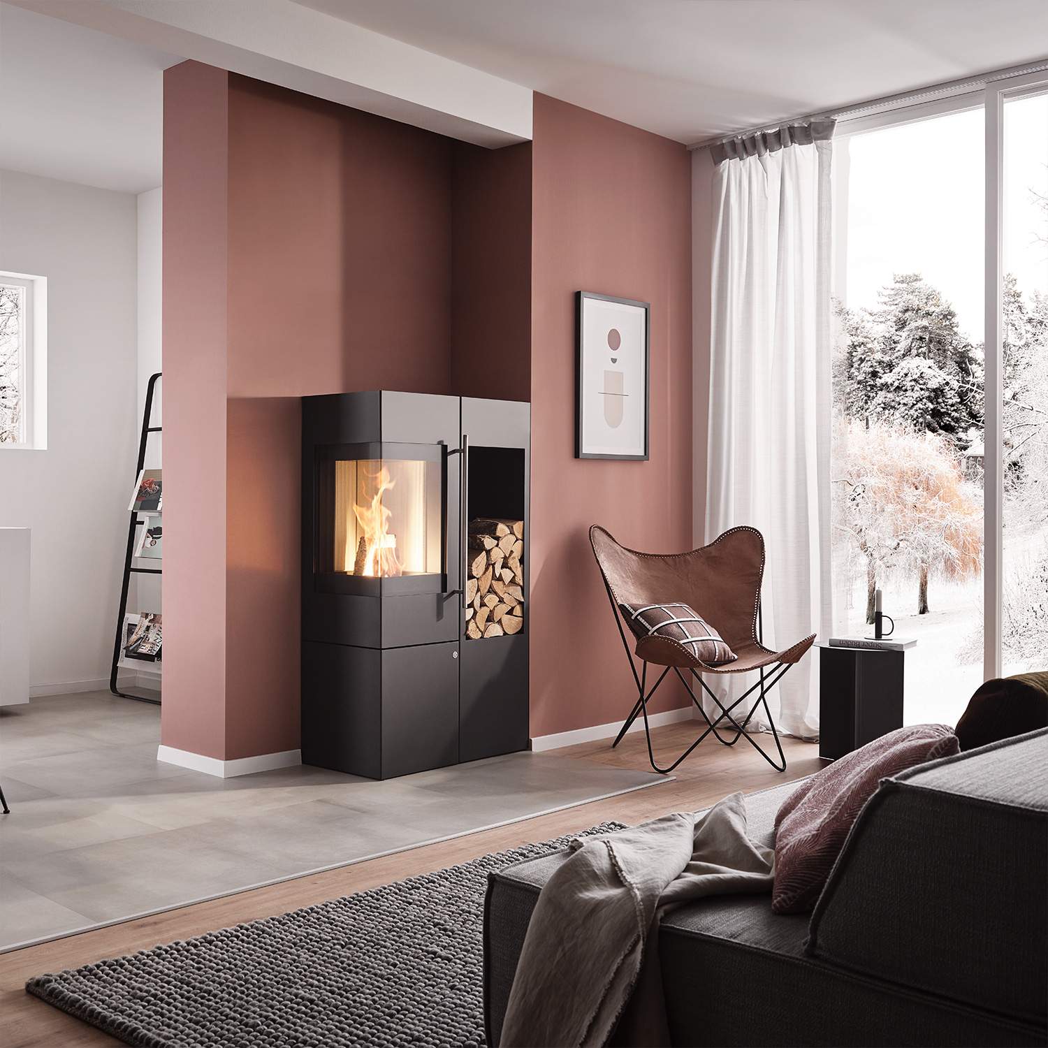 Olsberg Ipala Smart Compact poêle à bois en acier noir, charnière de porte à gauche, porte en acier avec étagère en bois à droite