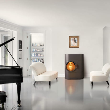 Poêle moderne avec fenêtre ronde dans une pièce blanche avec un piano noir