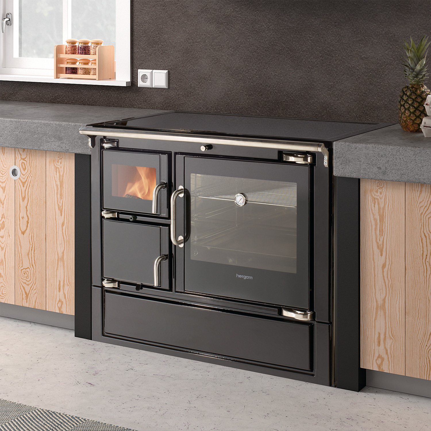Hergom Eclecsys 100 SE cuisinière en fonte noire, avec couvercle de cuisinière en vitrocéramique.
