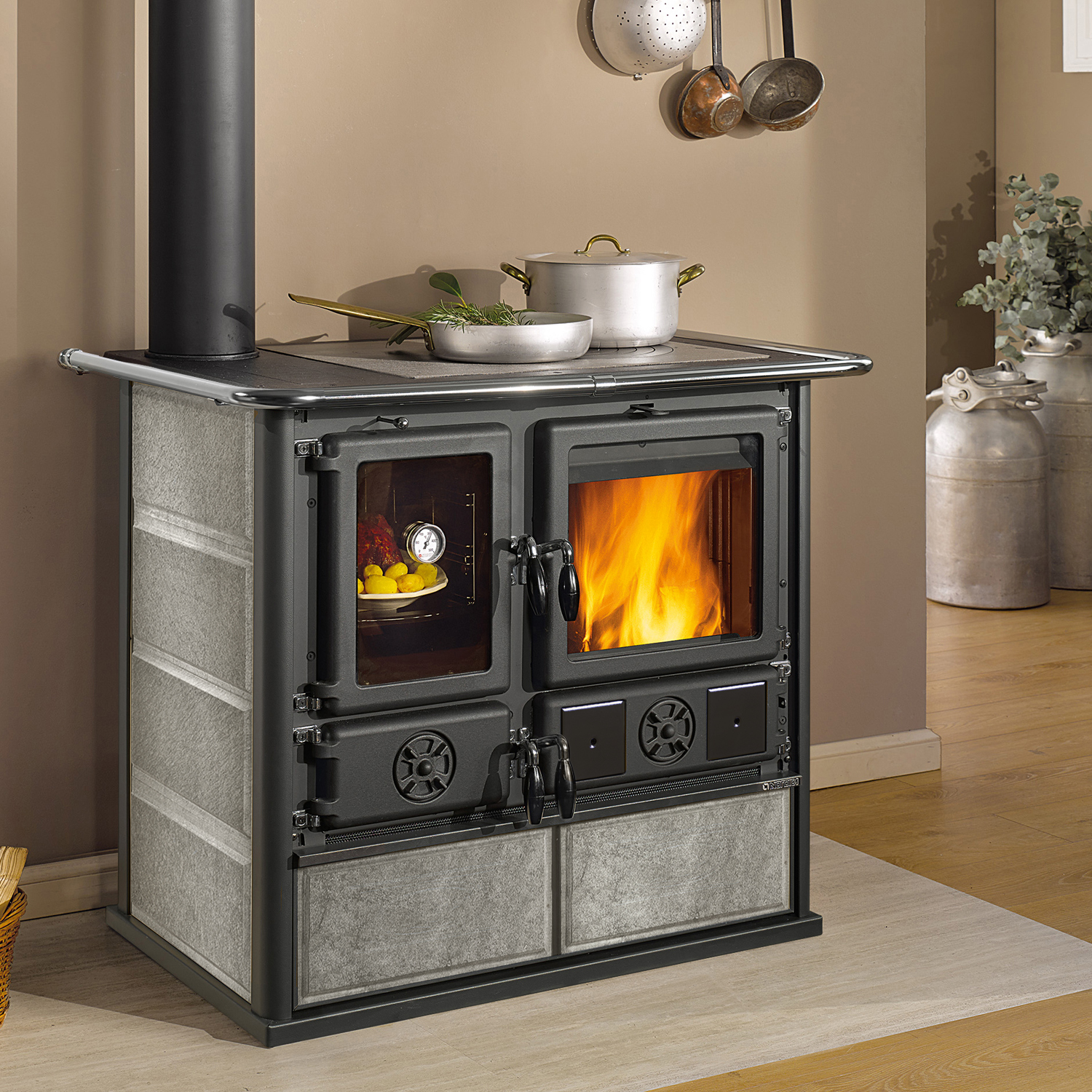 La cuisinière à bois La Nordica Rosa Reverse Sinistra en pierre naturelle.