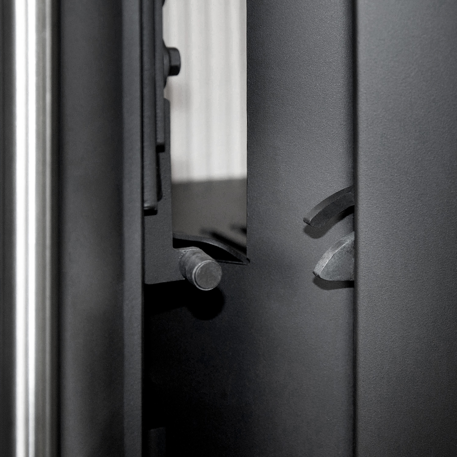 Poêle à bois Oranier Rota Top 2.0 en acier noir avec plaque de recouvrement en grès. Poêle à bois Oranier Rota Top 2.0 en acier noir avec plaque de recouvrement en grès.