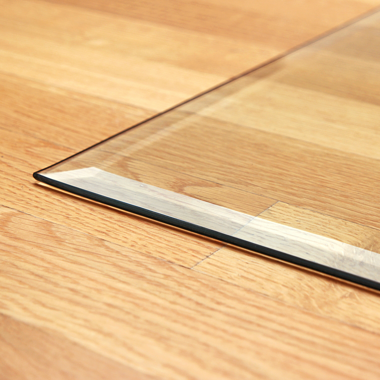 Plaque de verre rectangulaire Raik Kamin avec facette incluse.