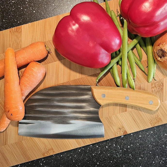 hot-wok-wokmesser-mit-gemüse-auf-einem-schneidbrett