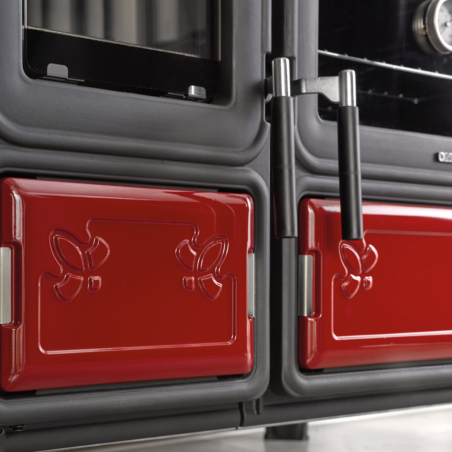 La cuisinière à bois La Nordica Prestige Line Milly en acier bordeaux