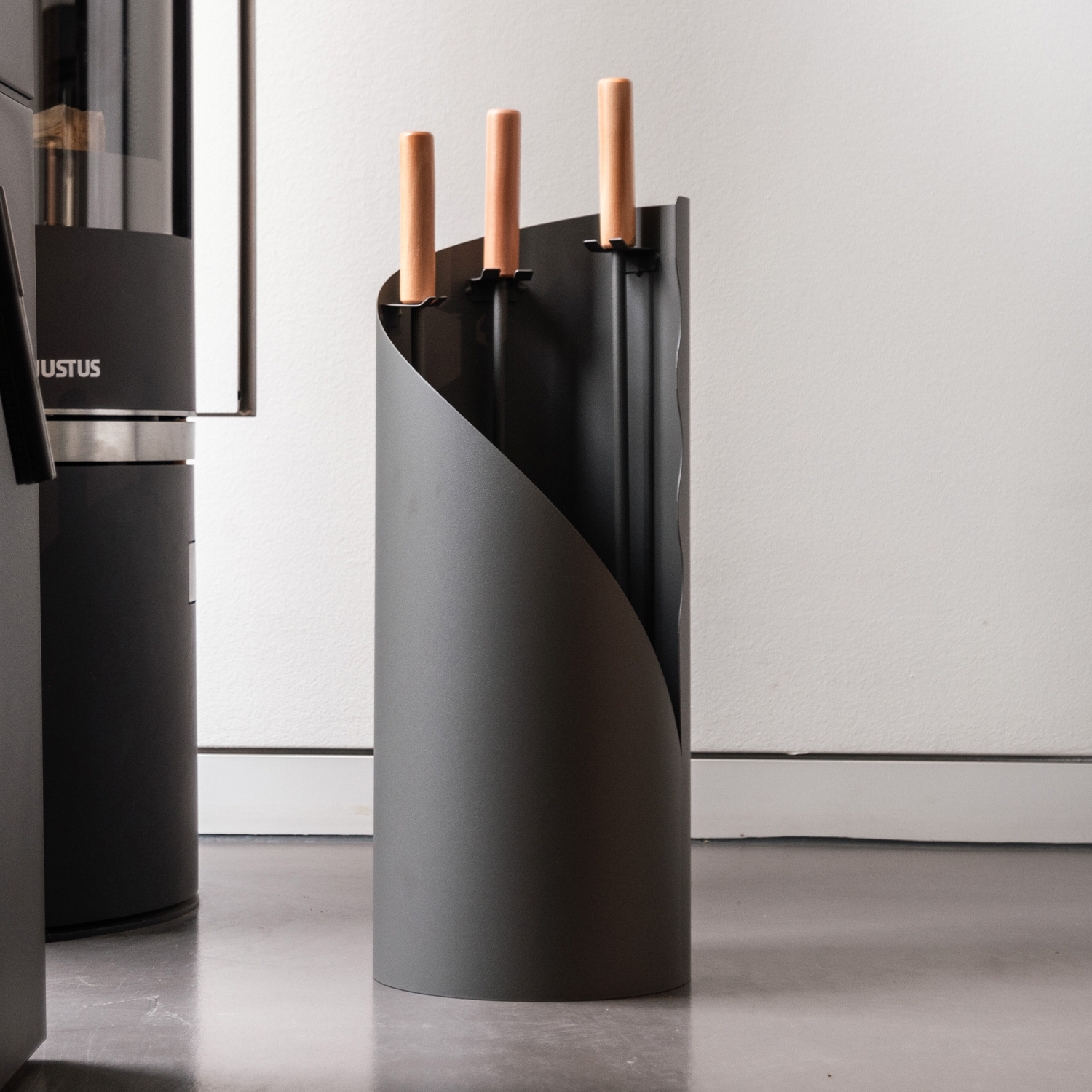 Raik Ensemble d'outils de cheminée Otto, 3 pièces, gris, poignées en bois, 64 cm.