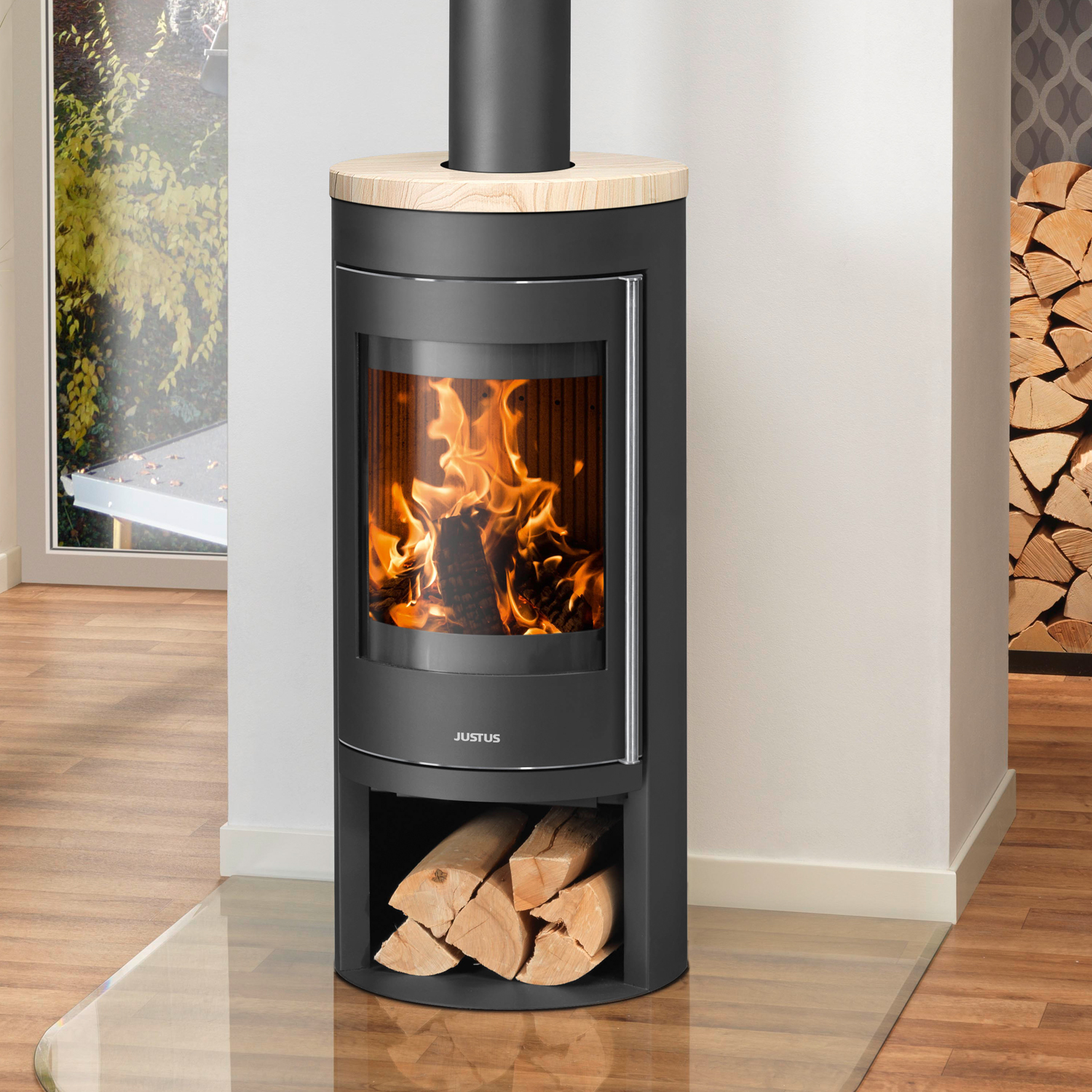 Justus Mino 2.0 Poêle à bois en acier noir avec plaque de recouvrement en pierre de sable. Justus Mino 2.0 Poêle à bois en acier noir avec plaque de recouvrement en pierre de sable.
