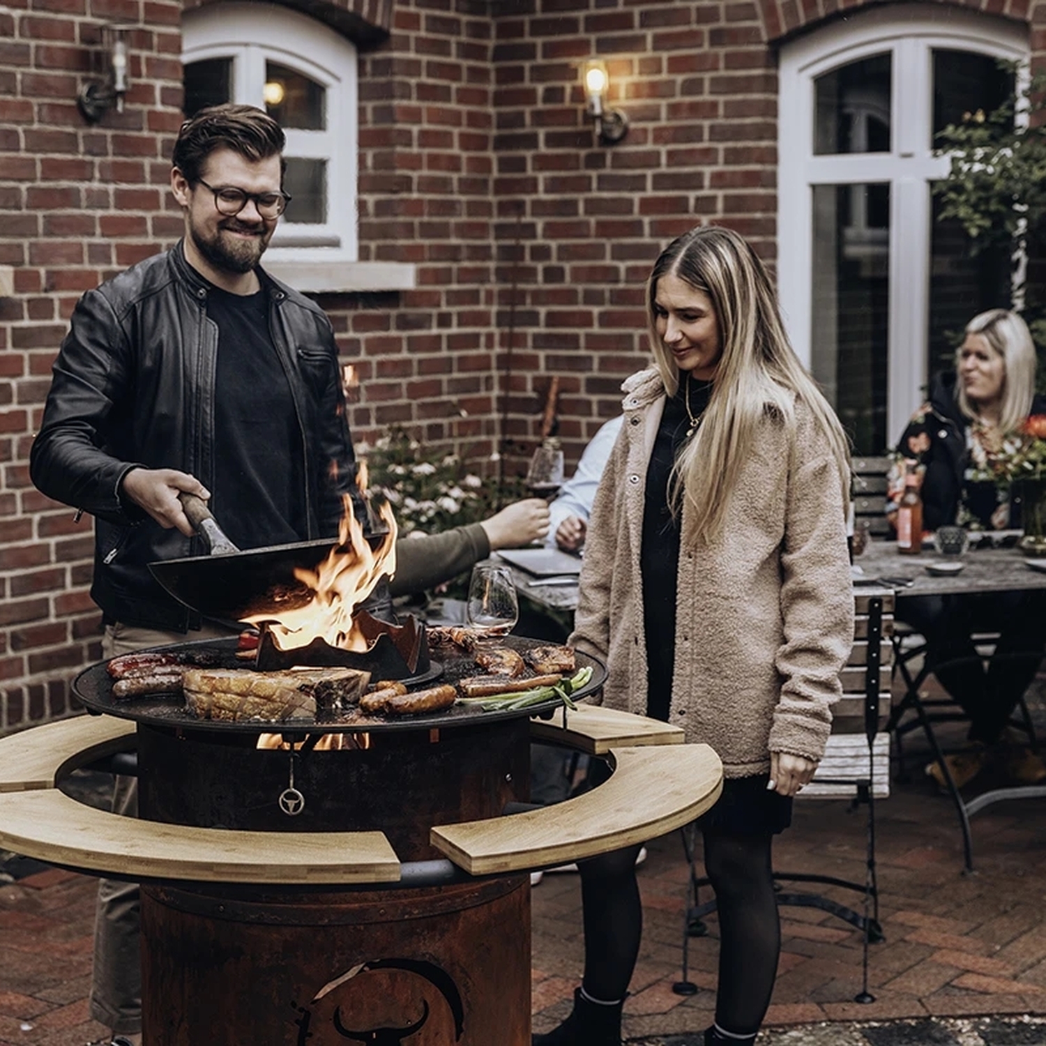 Moesta Bandit FirePlace inclus étagères PaperPlank noir et BBQ-Disk