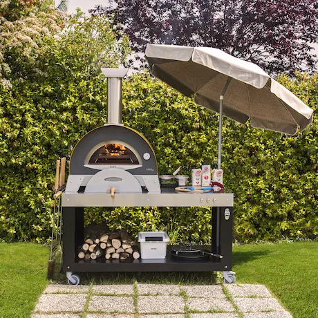 Alfa Pizzaofen mit Unterbau und Sonnenschirm im Garten Alfa Pizzaofen mit Unterbau und Sonnenschirm im Garten