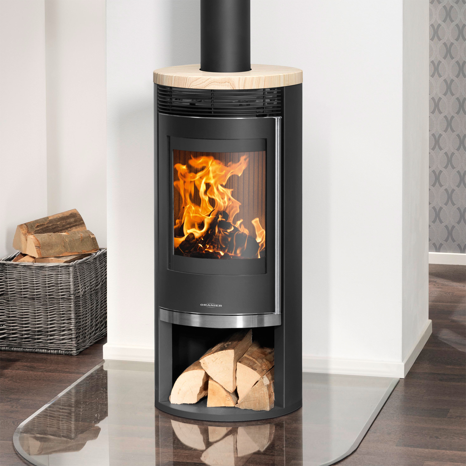 Poêle à bois Oranier Rota 2.0 en acier noir avec plaque de recouvrement en pierre de sable.