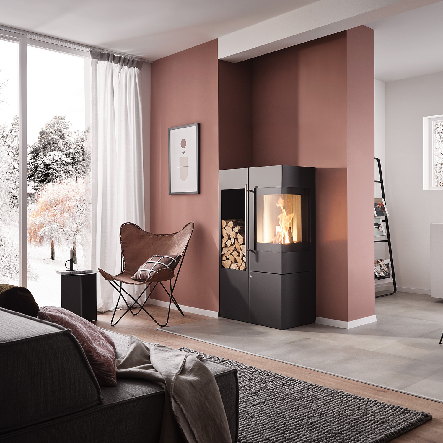 Olsberg Ipala Smart Compact poêle à bois en acier noir, ouverture de porte à droite, porte en acier avec étagère en bois à gauche