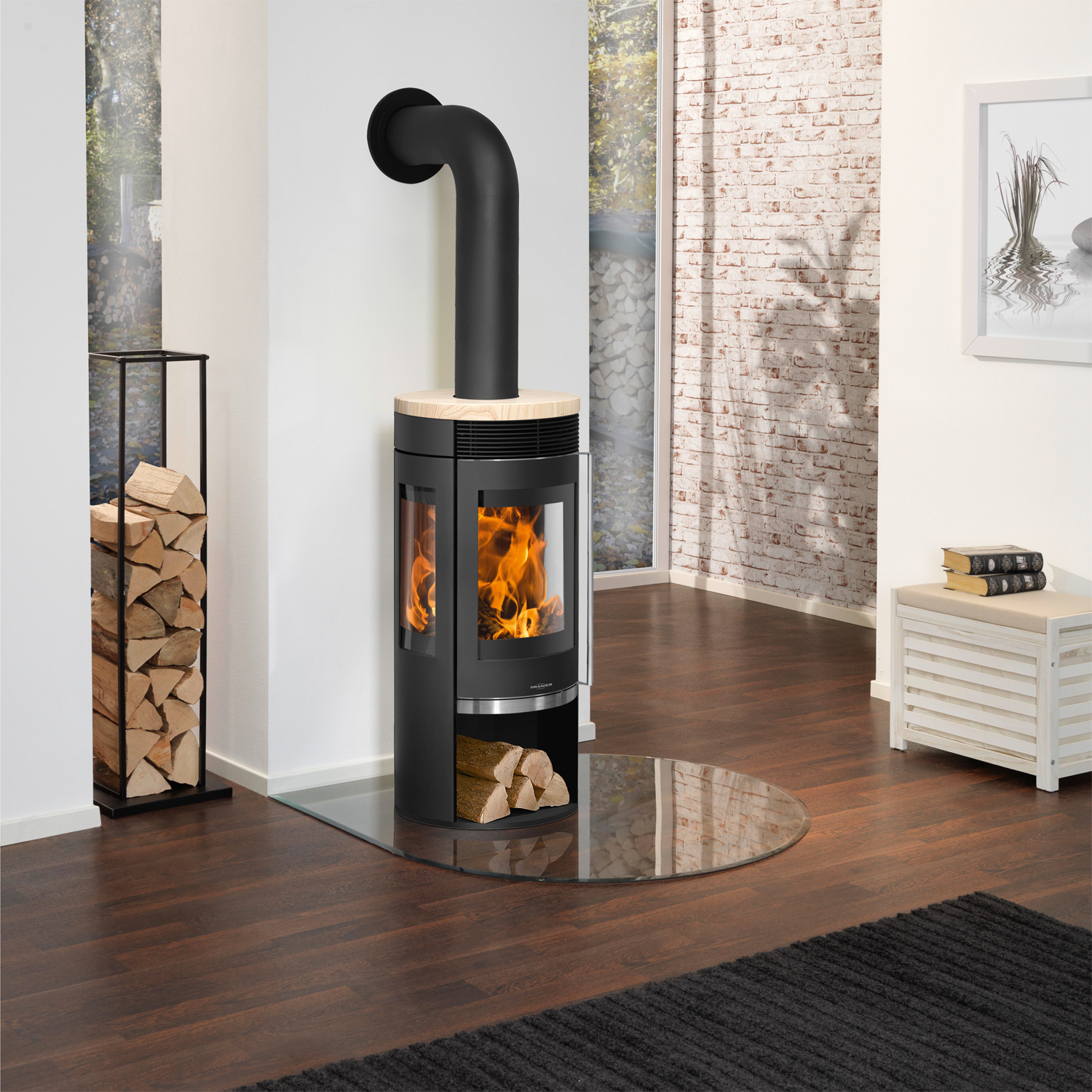 Poêle à bois Oranier Rota TRE 2.0 en acier noir avec plaque de recouvrement en pierre de sable.