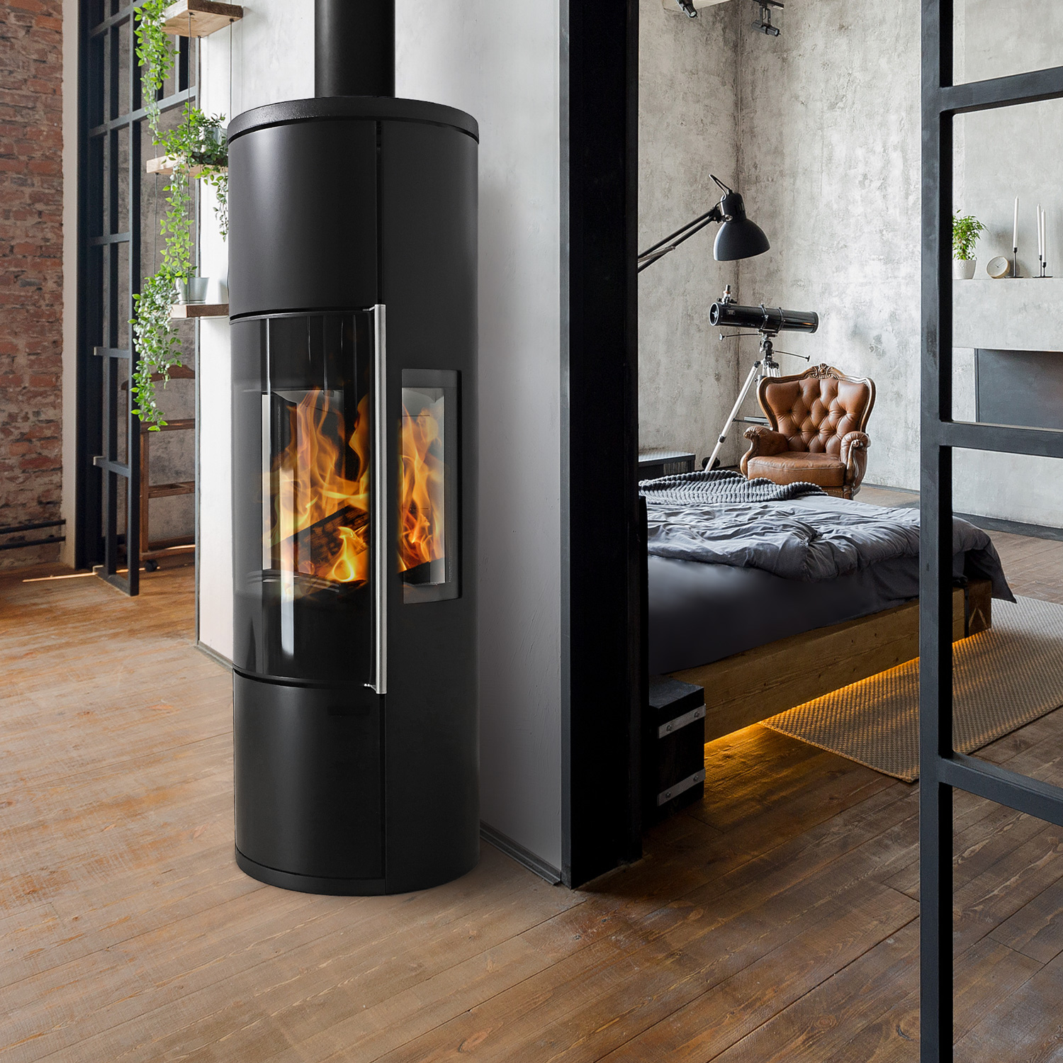 Schmitzker Fisterra Vista Heat poêle à bois en acier noir, avec vitrage sur trois côtés.
