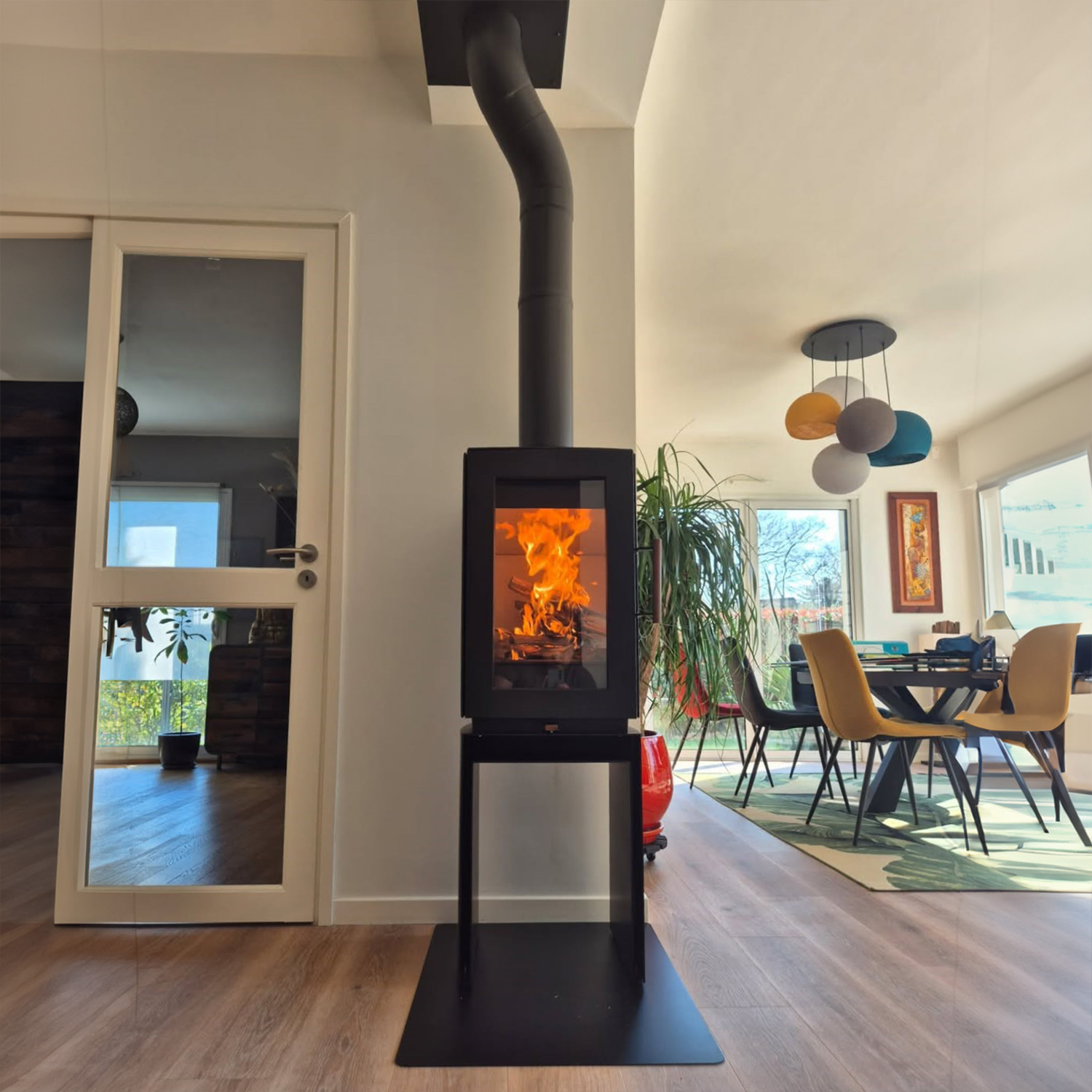 Poêle à bois Hergom Glow en fonte noire avec rehausse de banc